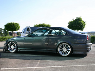 Картинка автомобили выставки уличные фото