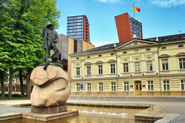 Обои картинки фото клайпеда, литва, города, памятники, скульптуры, арт, объекты, рыбак, фонтан, вода, здания, дома, высотки, деревья, флаг