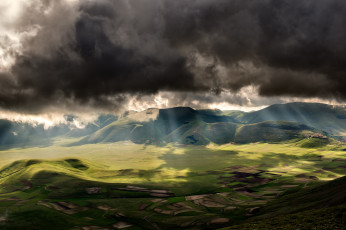 Картинка природа поля италия свет облака тучи небо