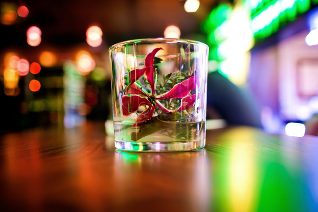 Обои картинки фото разное, посуда,  столовые приборы,  кухонная утварь, цветок, стакан