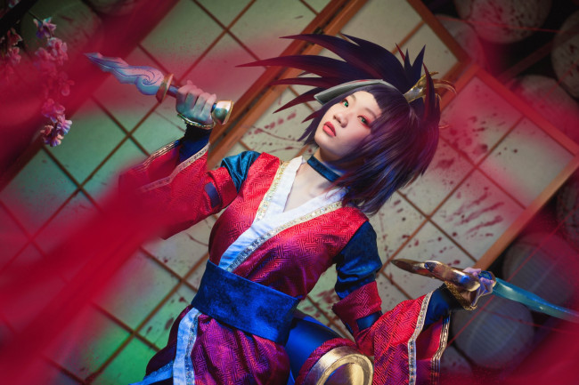 Обои картинки фото девушки, - креатив,  косплей, костюм, оружие, кровь