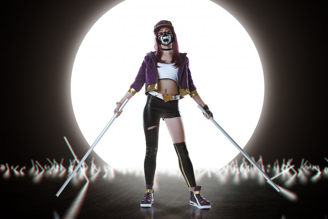 Обои картинки фото девушки, - креатив,  косплей, костюм, палки, кепка, маска, alexandra, railey, kapralova