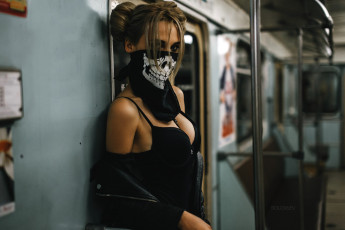 Картинка девушки -+брюнетки +шатенки бандана девушка метро куртка соловьев