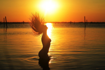 Картинка девушки -+креатив +косплей силуэт водоем закат девушка