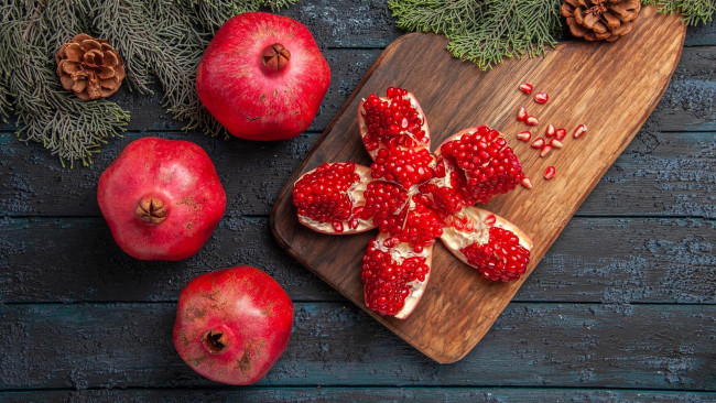 Обои картинки фото еда, гранат, шишка, зерна