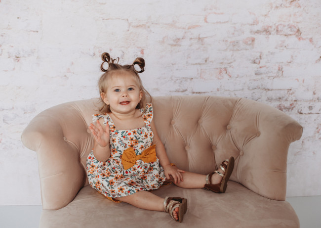 Обои картинки фото разное, дети, девочка, диван