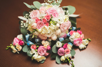 Картинка цветы букеты +композиции розы фрезии зелень