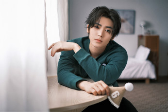 Картинка мужчины hou+ming+hao актер цифра стол свитер