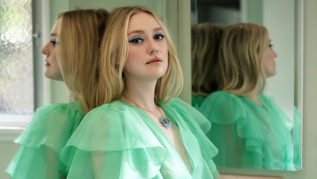 Обои картинки фото девушки, dakota fanning, блондинка, наряд, зеркало