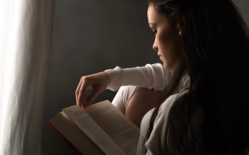 Картинка девушки -+брюнетки +шатенки брюнетка книга