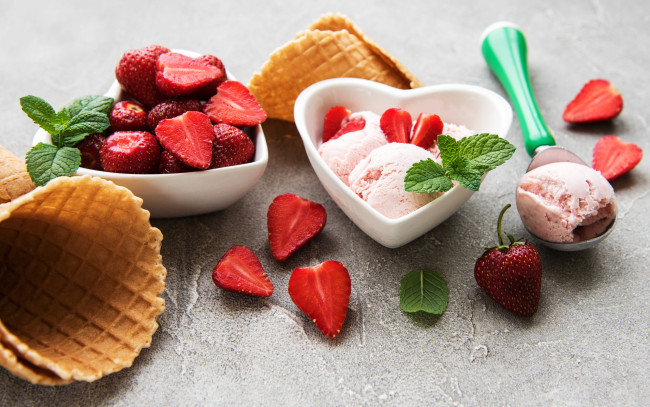 Обои картинки фото еда, мороженое,  десерты, вафельный, рожок, мята, ягоды, клубника
