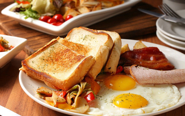 Обои картинки фото еда, яичные блюда, яичница, глазунья, бекон, тосты