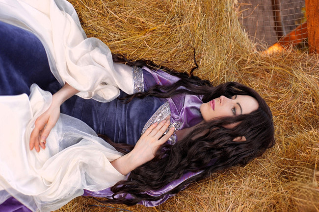 Обои картинки фото девушки, - креатив,  косплей, шатенка, платье, наряд, косплей, сено
