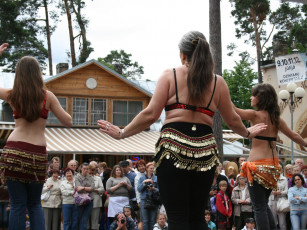 Картинка юрмала праздник улицы йомас разное люди