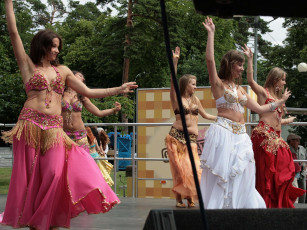 Картинка юрмала праздник улицы йомас разное люди