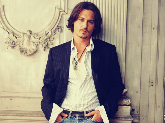 Обои картинки фото мужчины, johnny, depp, джинсы, пиджак, медальоны