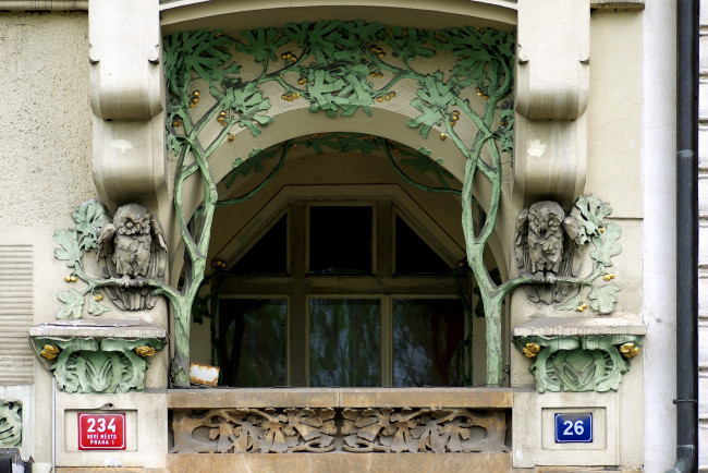 Обои картинки фото разное, элементы, архитектуры, окно, совы, прага