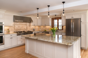 Картинка интерьер кухня плита тюльпаны остров холодильник