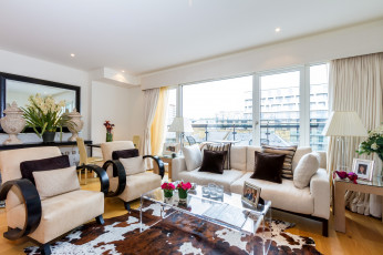 Картинка интерьер гостиная столик окно подушки диваны