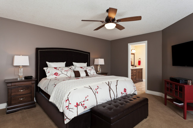 Обои картинки фото интерьер, спальня, кровать, подушки, банкетка