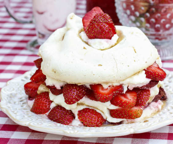 Обои картинки фото еда, торты, клубника, ягоды, торт