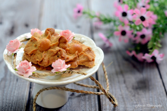 Обои картинки фото еда, пирожные,  кексы,  печенье, цветы, печенье, ваза