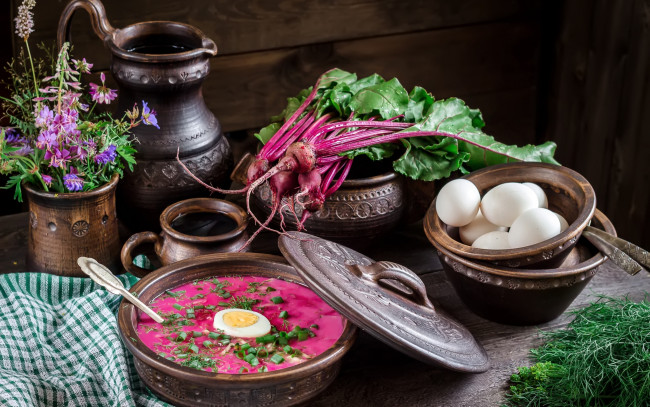 Обои картинки фото еда, первые блюда, суп, ботва, свекла, свекольник, цветы, натюрморт, миски, кувшин, яйца