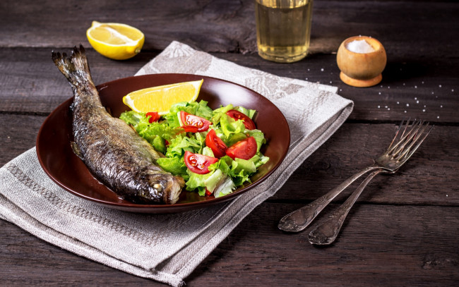 Обои картинки фото еда, рыбные блюда,  с морепродуктами, соль, лимон, помидоры, салат, рыба, тарелка, вилки