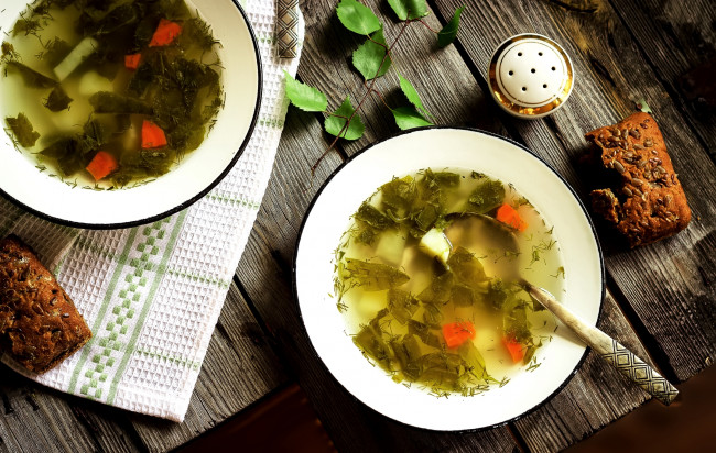 Обои картинки фото еда, первые блюда, ложка, солонка, хлеб, тарелки, овощи, суп