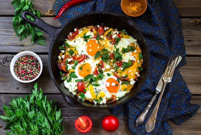 Обои картинки фото еда, Яичные блюда, овощи, перец, петрушка, сковорода, яичница, нож, вилка, помидоры, специи