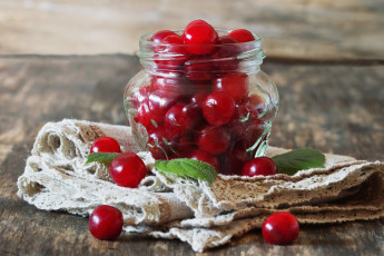 Картинка еда вишня +черешня листья мята банка вишни салфетка ягоды