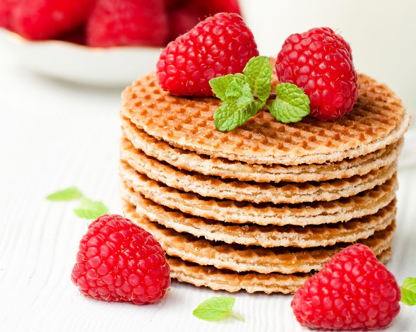 Обои картинки фото еда, блины,  оладьи, мята, raspberry, малина, ягоды, вафли, сладкое, bakery, выпечка, foliage
