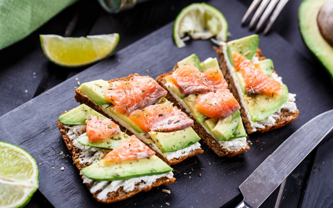 Обои картинки фото еда, бутерброды,  гамбургеры,  канапе, лайм, рыба, специи, fish, нож, хлеб, авокадо, bread, spice, доска