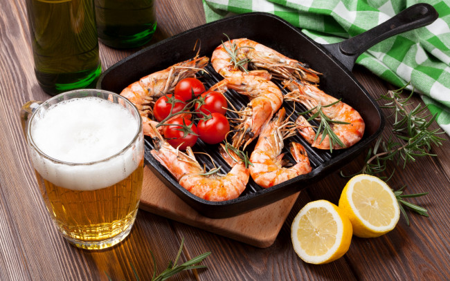 Обои картинки фото еда, разное, пиво, стакан, морепродукты, креветки, seafood, tomatoes, beer, shrimp, lemons, доска, лимон, помидоры, томаты