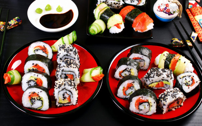 Обои картинки фото еда, рыба,  морепродукты,  суши,  роллы, морепродукты, огурец, суши, соус, рис, fish, сервировка, роллы