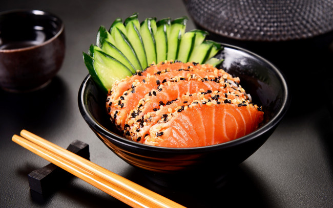 Обои картинки фото еда, рыба,  морепродукты,  суши,  роллы, огурец, соус, fish, тень, сервировка, тарелка