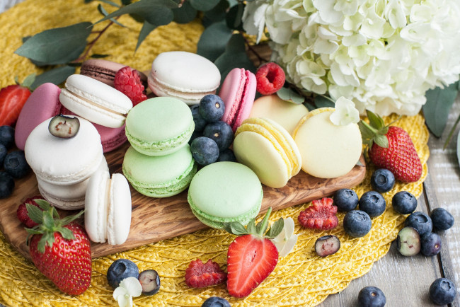 Обои картинки фото еда, макаруны, пирожное, сладость, цветок, ягоды