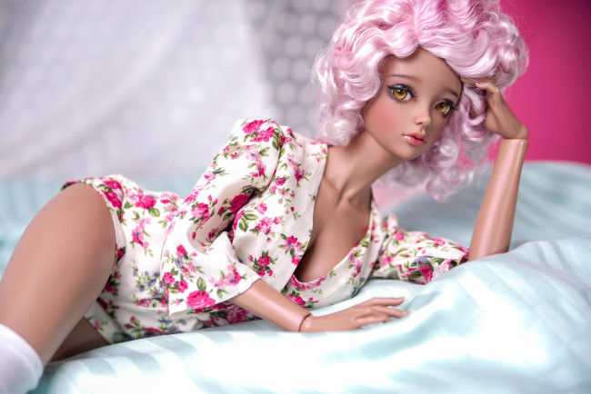 Обои картинки фото разное, игрушки, кукла, постель, девушка, кровать