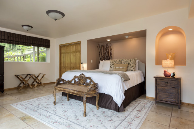 Обои картинки фото интерьер, спальня, дизайн, кровать, декор, комод, ниша