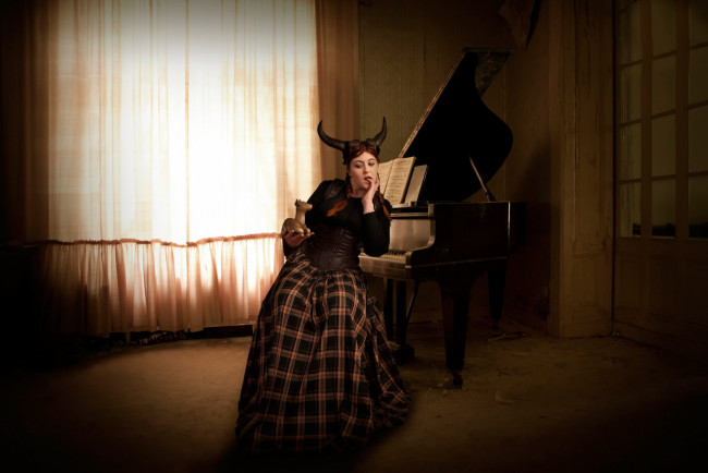 Обои картинки фото музыка, -другое, комната, рояль, девушка