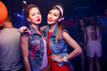 Картинка девушки -+группа+девушек красивая девушка ночной клуб