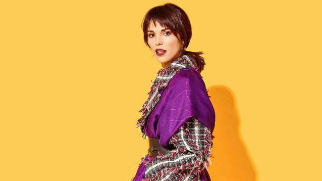 Обои картинки фото музыка, сати казанова, певица, шатенка, наряд