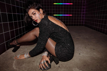 Картинка музыка dua+lipa серьги украшения поза