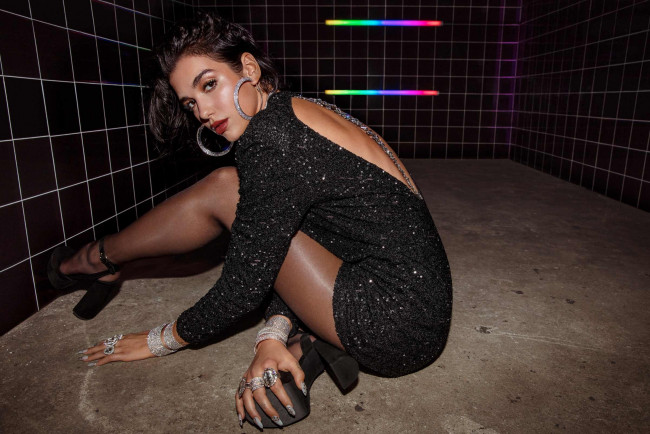 Обои картинки фото музыка, dua lipa, серьги, украшения, поза