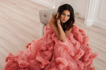 Картинка девушки -+брюнетки +шатенки брюнетка розовое платье воланы rosa-maria ryyti