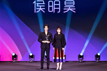 Картинка разное знаменитости neo hou актер женщина сцена награда