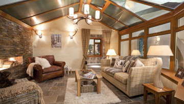 Картинка интерьер гостиная мягкий уголок подушки люстра