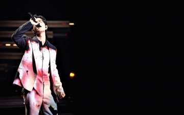 Картинка мужчины xiao+zhan актер костюм микрофон сцена