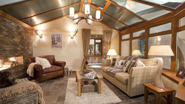 Обои картинки фото интерьер, гостиная, мягкий, уголок, подушки, люстра