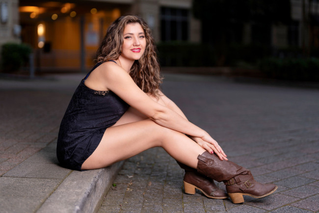 Обои картинки фото девушки, - брюнетки,  шатенки, шатенка, поза, улыбка